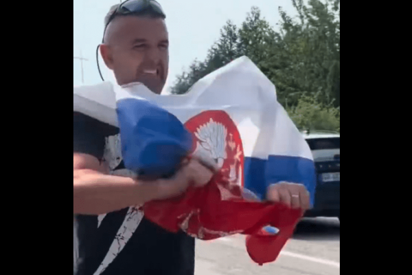 Shqiptari nuk e ka frikën aspak, heq flamurin serb nga një shtëpi dhe e gris atë! (VIDEO)